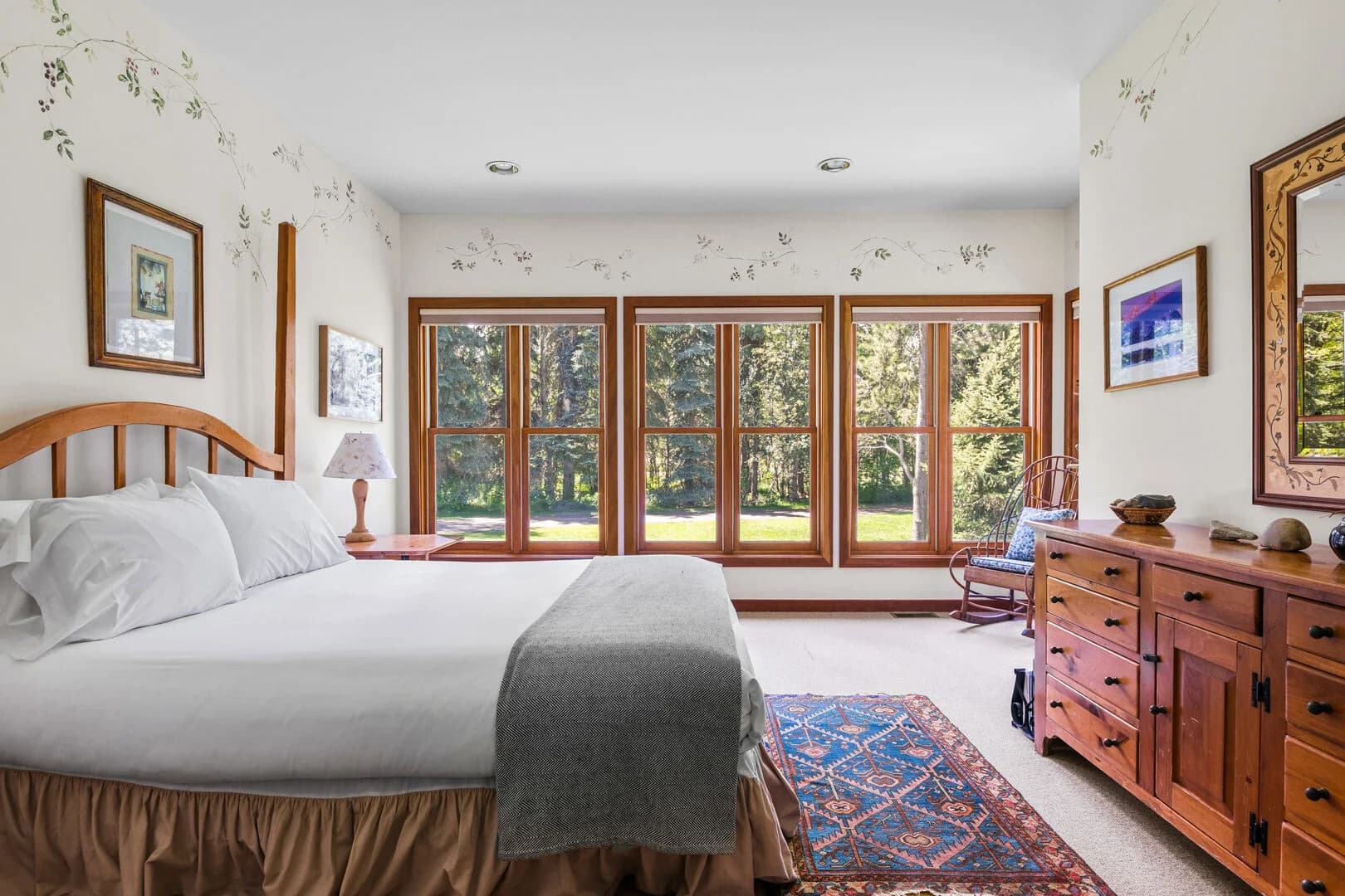 Queen Bedroom (Downstairs)