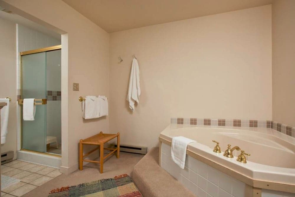 Deep Soaking Bathtub