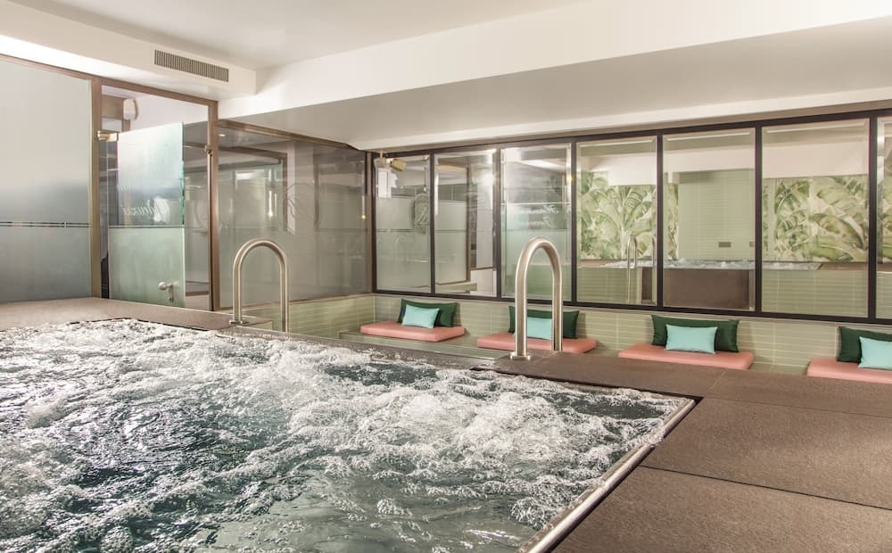 Indoor spa tub