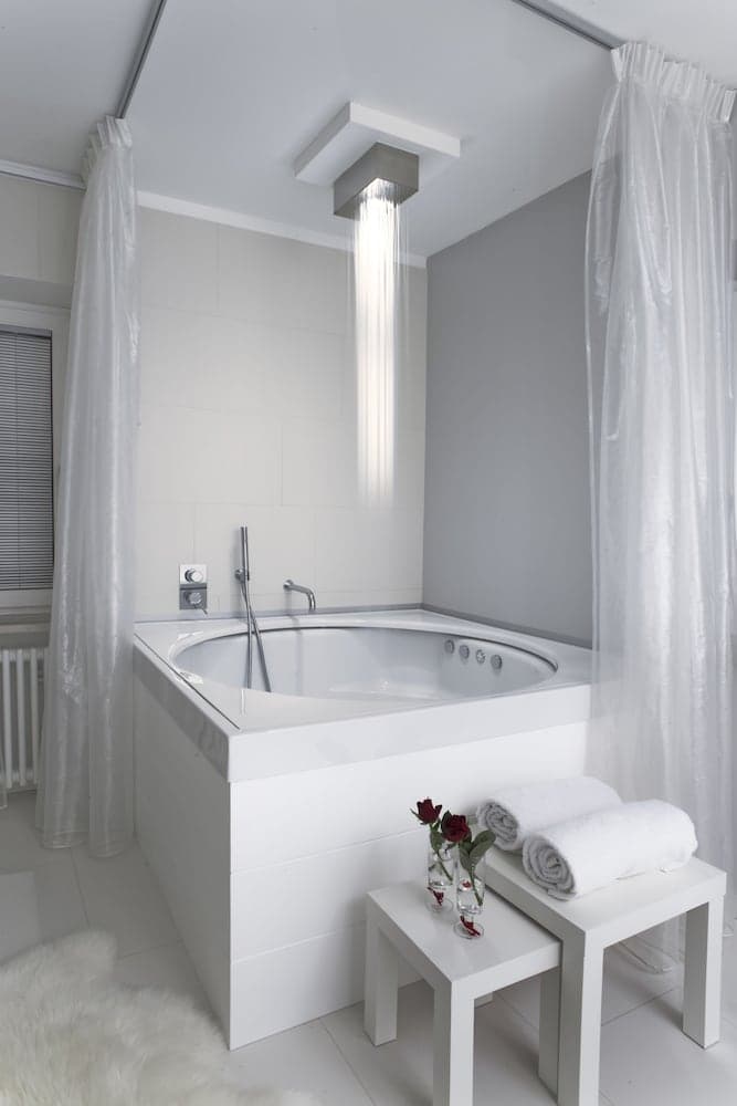 Deep soaking bathtub