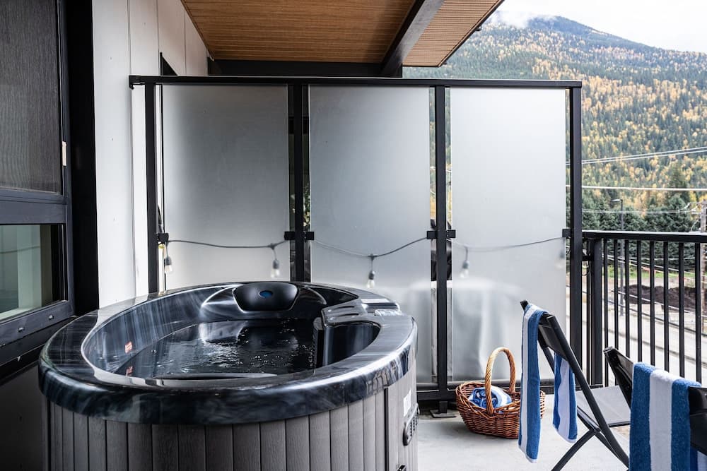Private spa tub