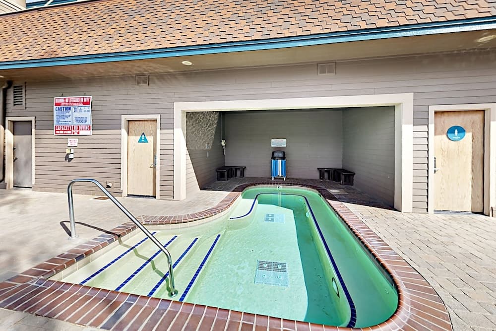 Indoor/outdoor pool