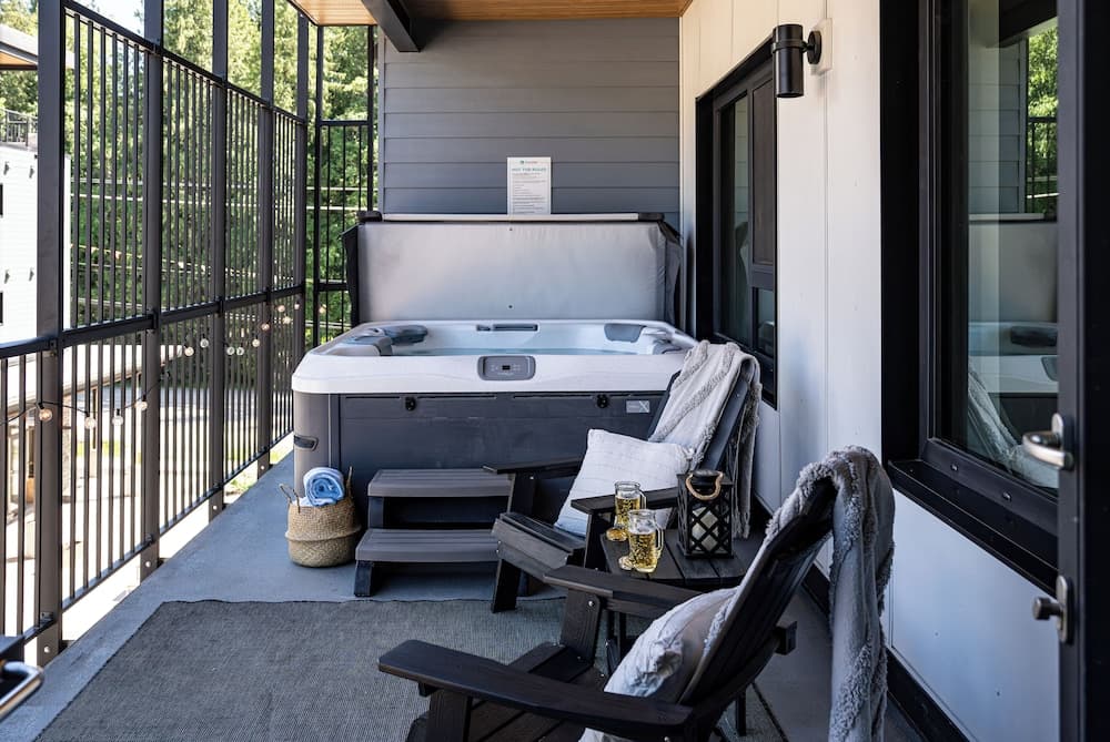 Outdoor spa tub