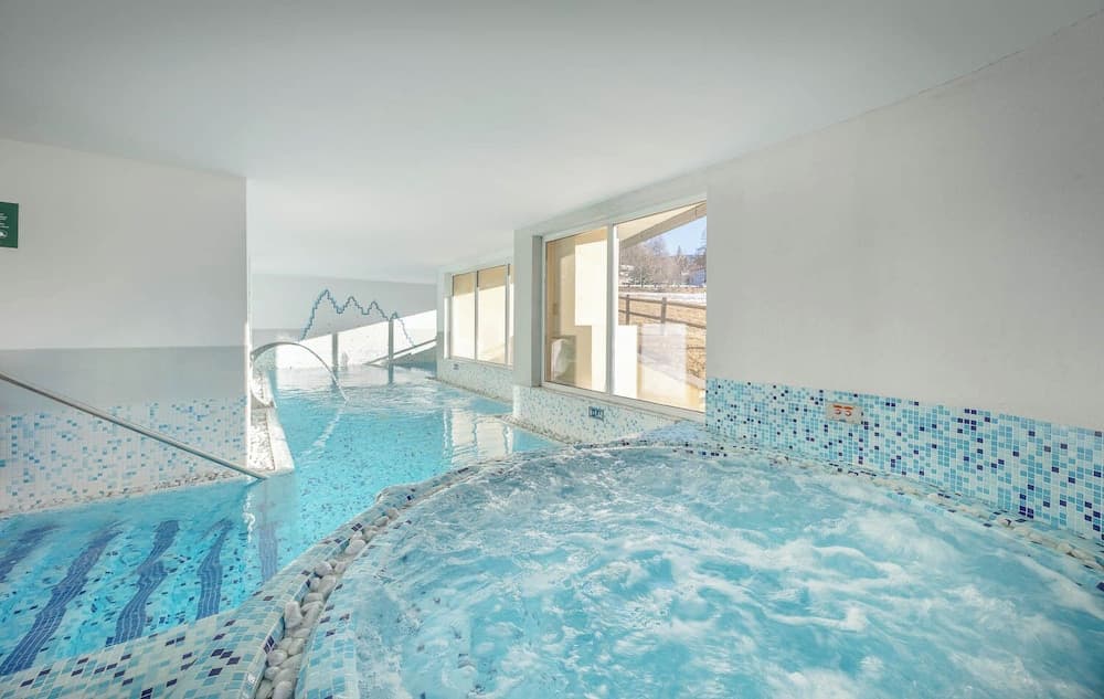 Indoor spa tub