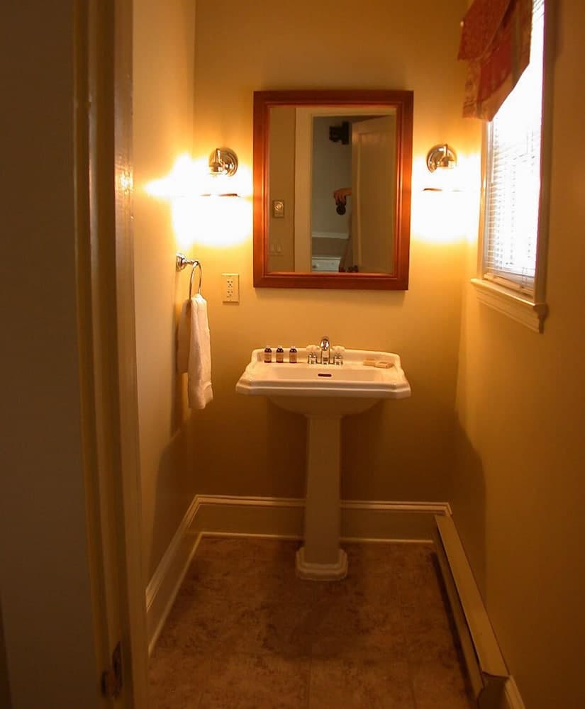 Bathroom sink