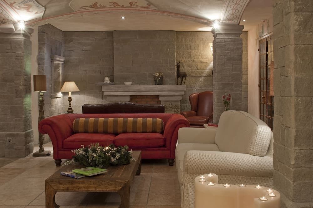 Lobby lounge