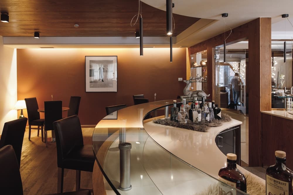 Poolside bar