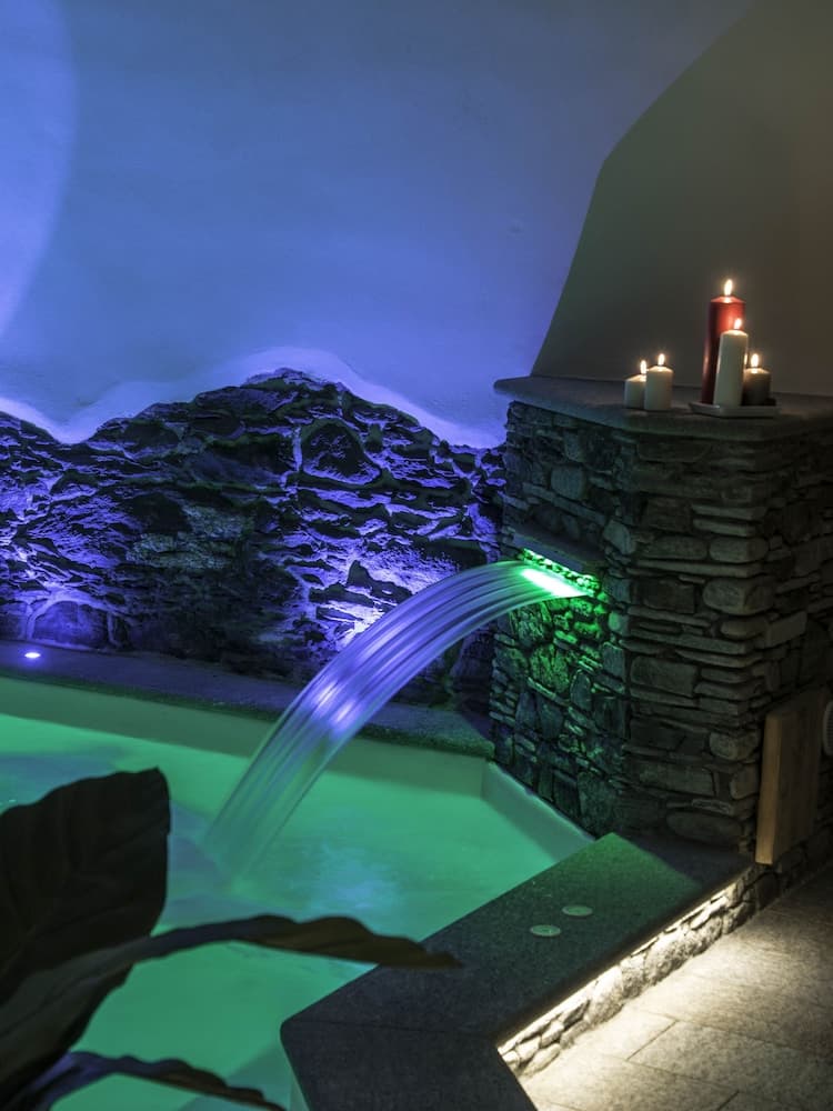 Pool waterfall