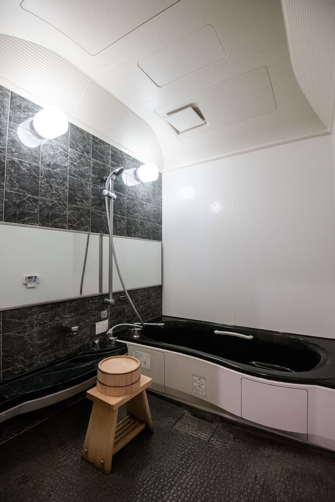 Deep soaking bathtub