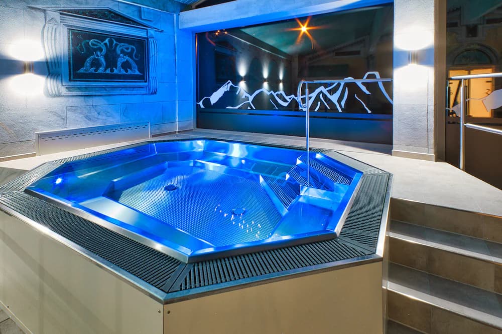 Indoor spa tub