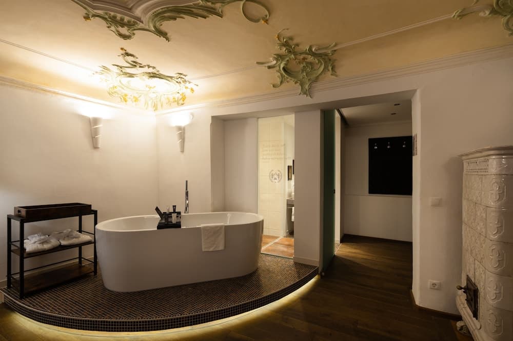 Jetted tub