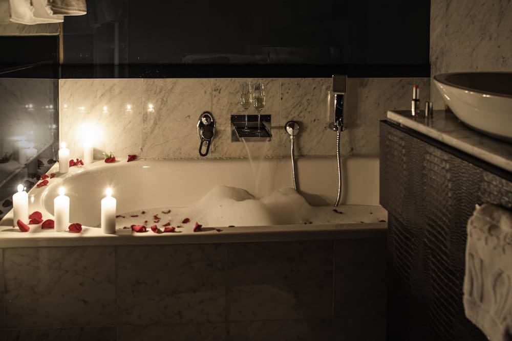 Deep soaking bathtub