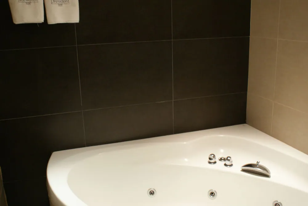 Jetted tub