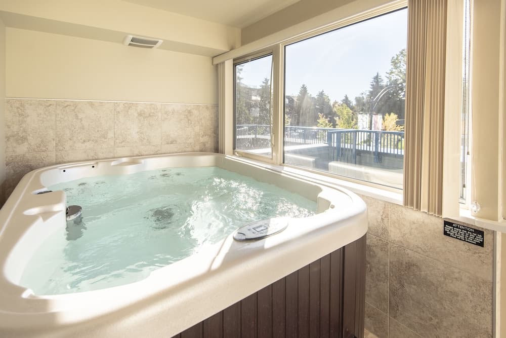 Private spa tub