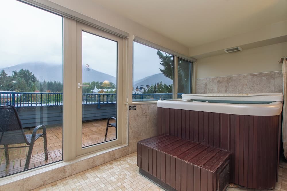 Private spa tub
