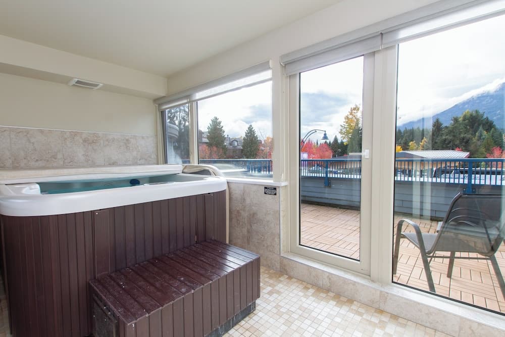Private spa tub