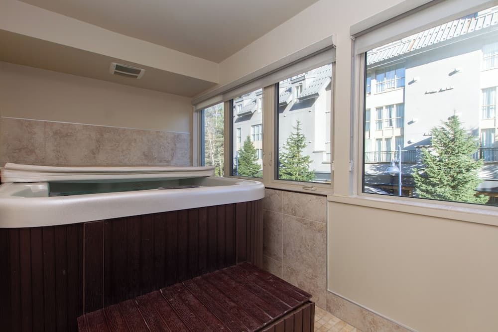 Private spa tub