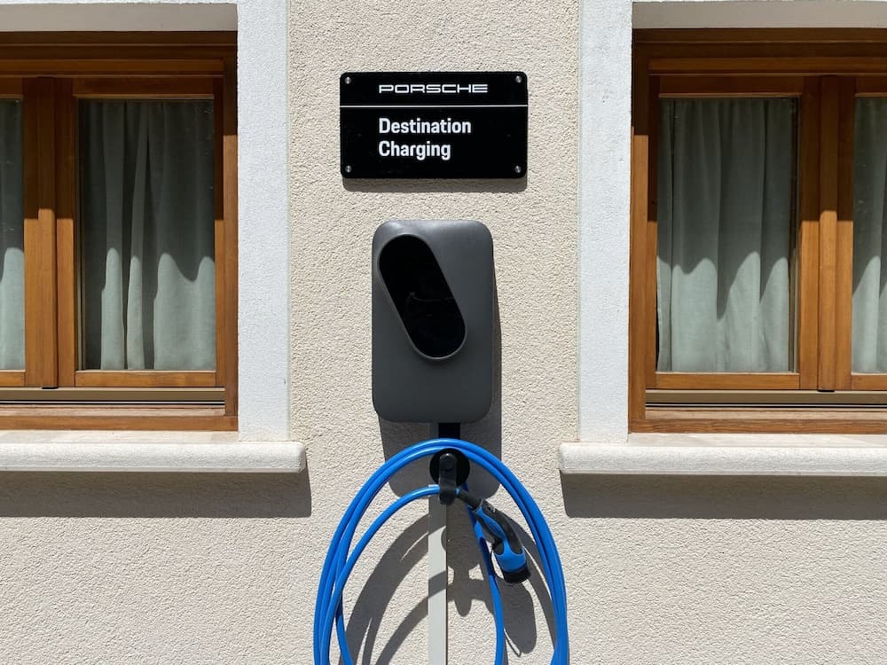 Electric vehicle charging station