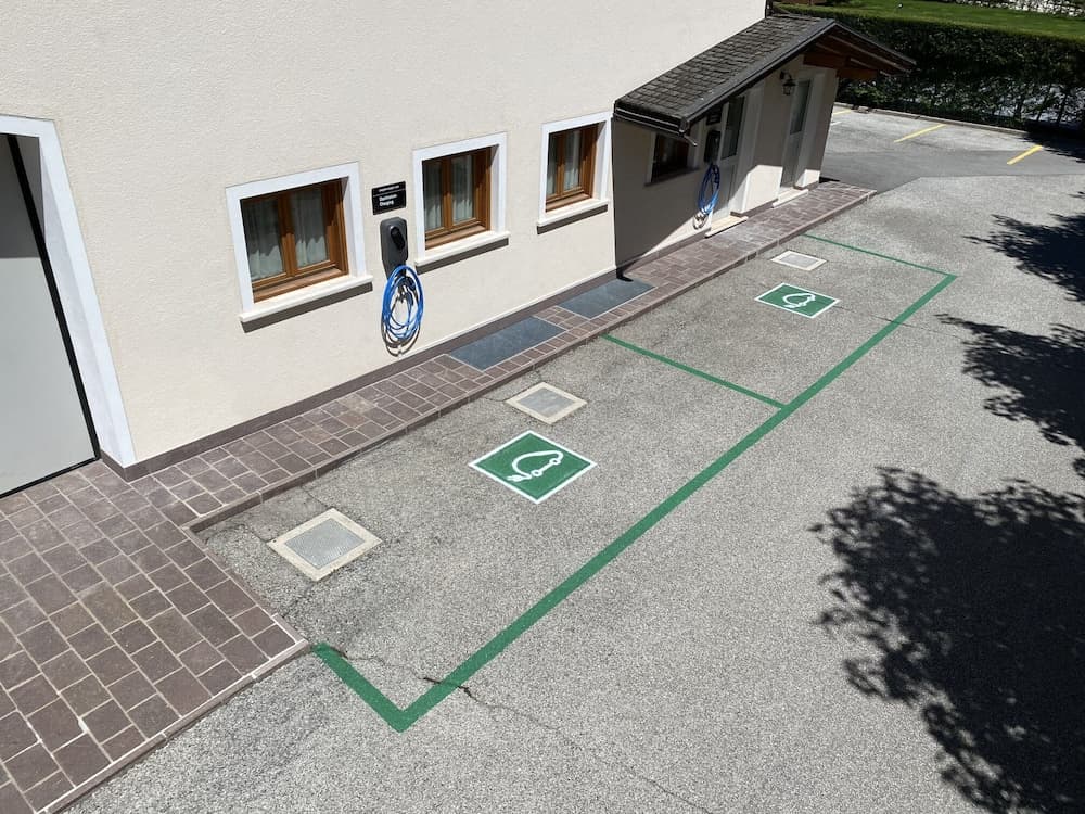 Electric vehicle charging station