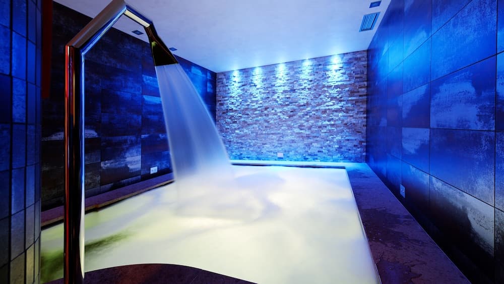 Indoor spa tub