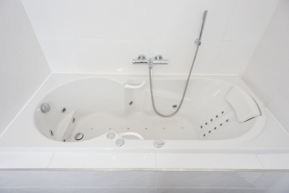 Deep soaking bathtub