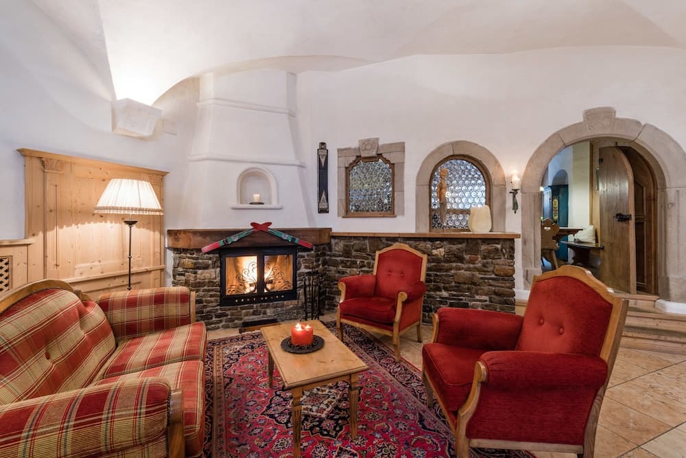 Lobby lounge