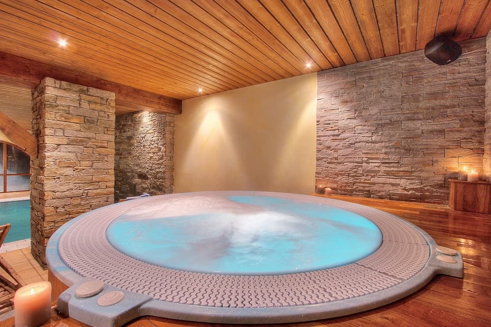 Indoor spa tub