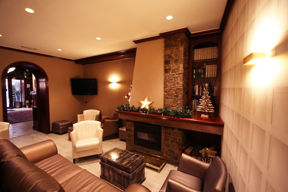 Lobby lounge