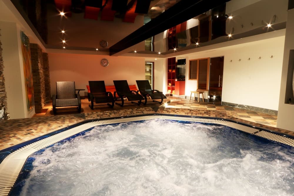 Indoor spa tub