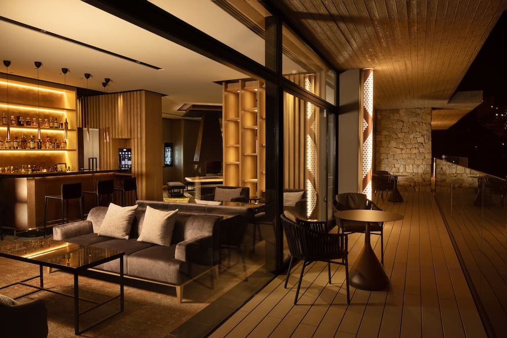 Lobby lounge