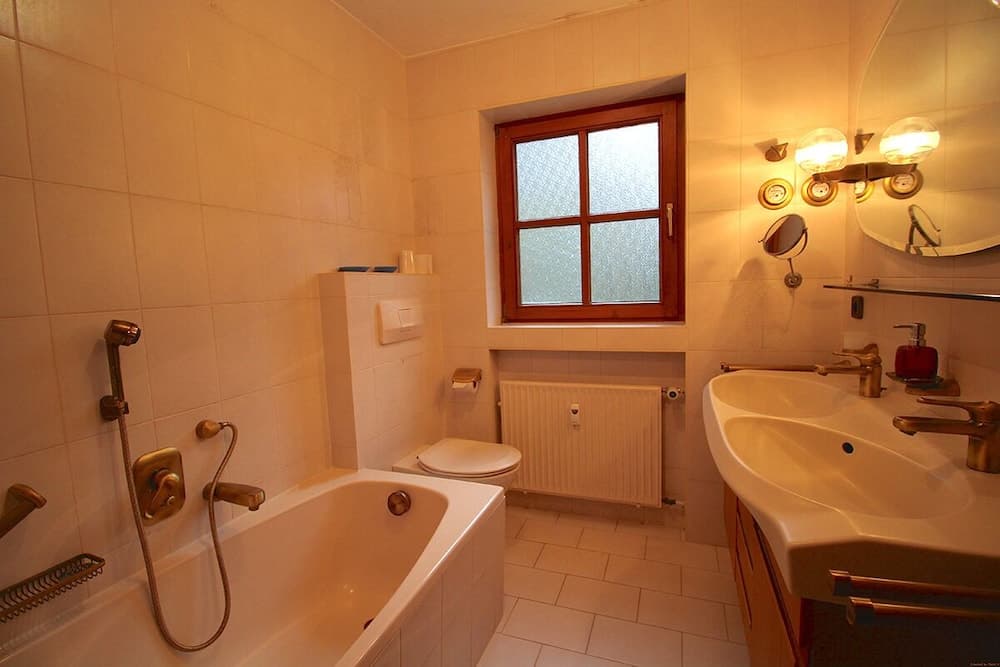Deep soaking bathtub