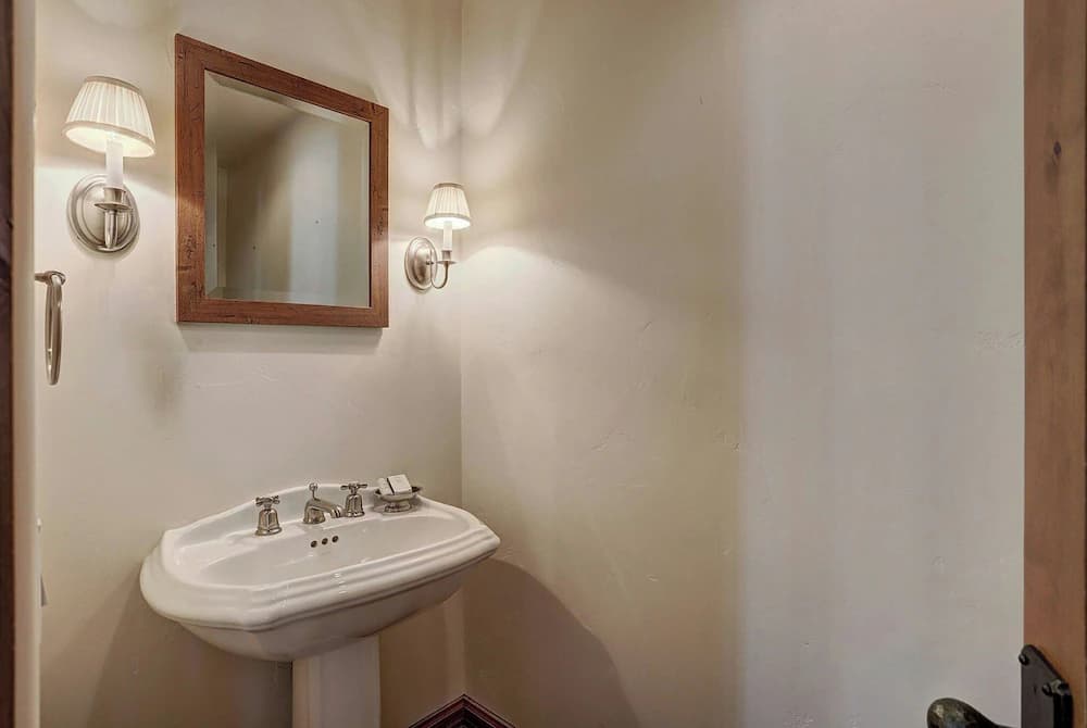 Bathroom sink