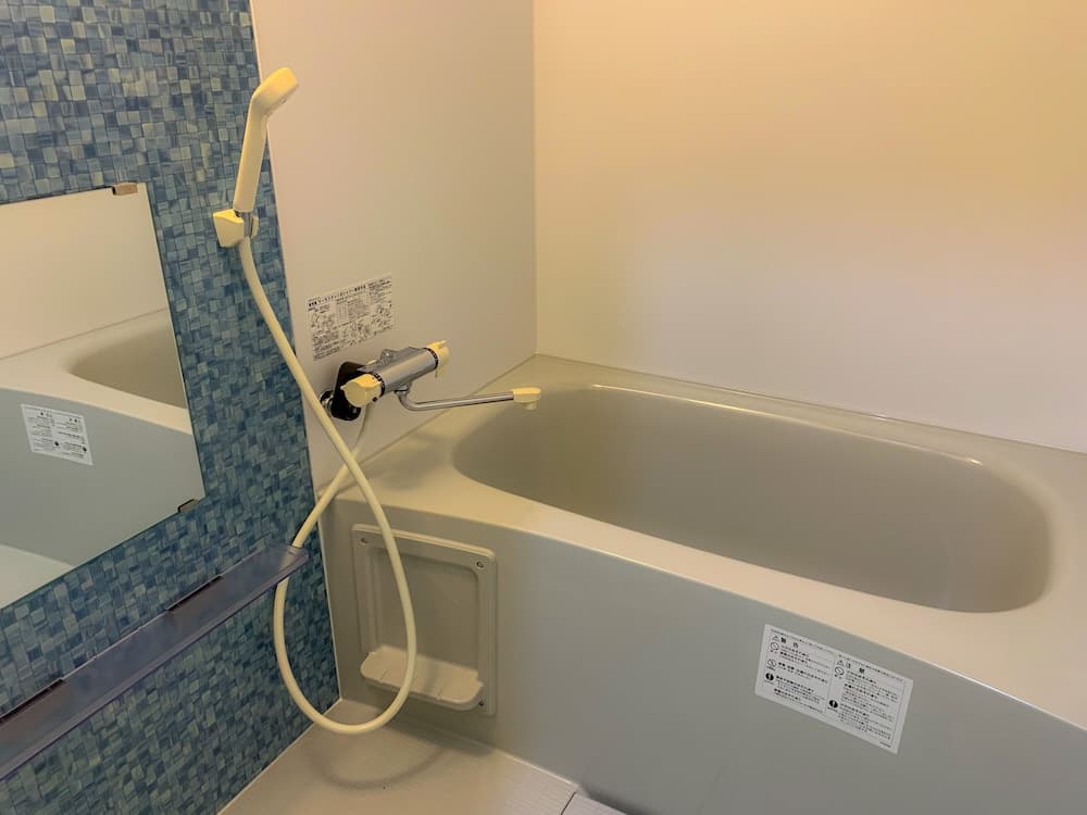 Deep soaking bathtub