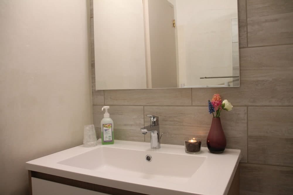 Bathroom sink
