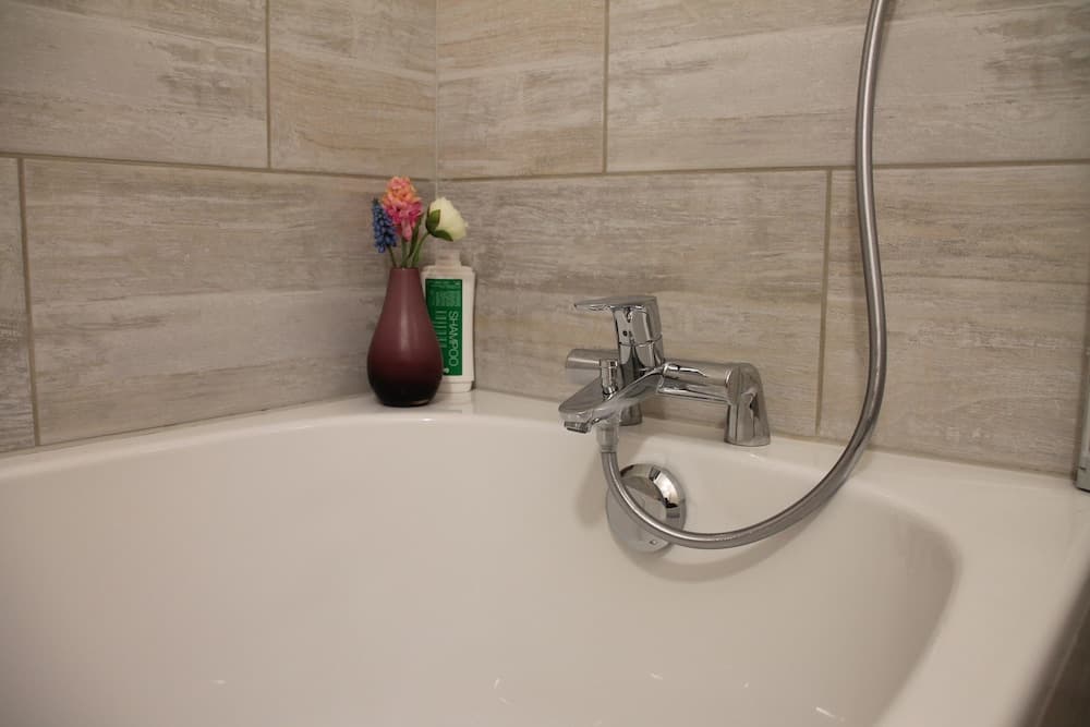 Deep soaking bathtub