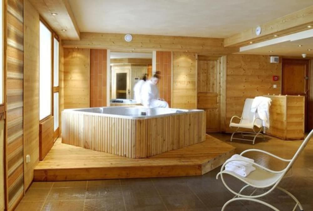 Indoor spa tub