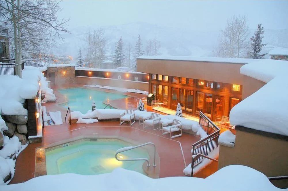 Deep soaking bathtub