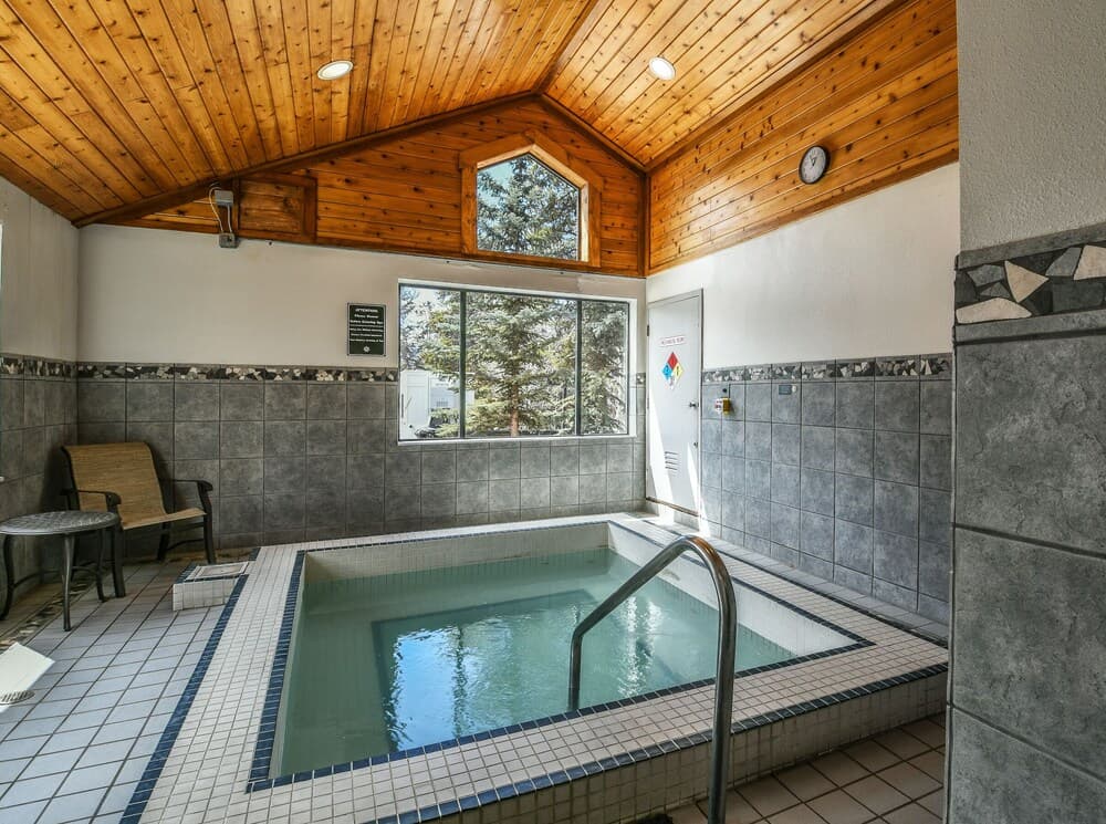 Indoor spa tub
