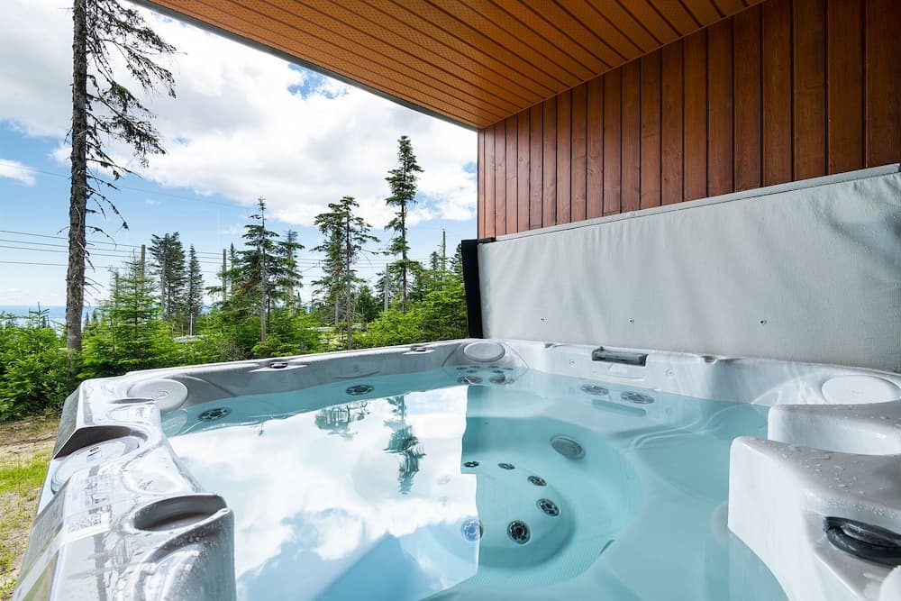 Private spa tub