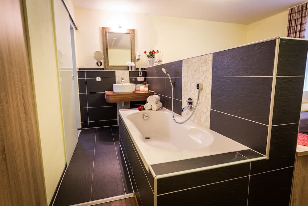 Deep soaking bathtub
