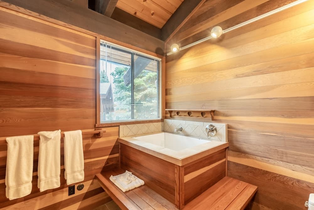 Indoor spa tub