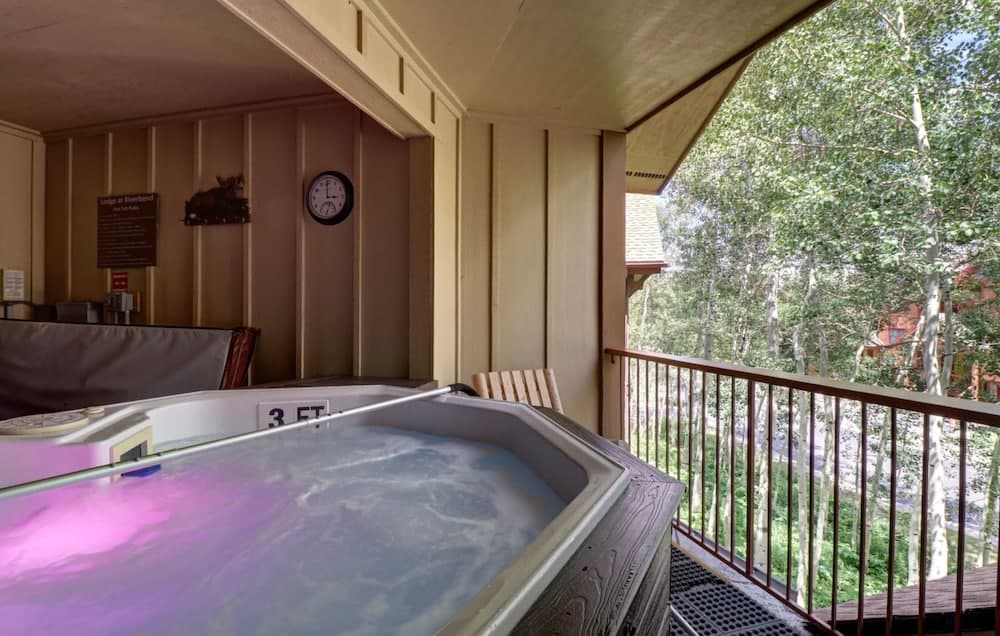 Private spa tub