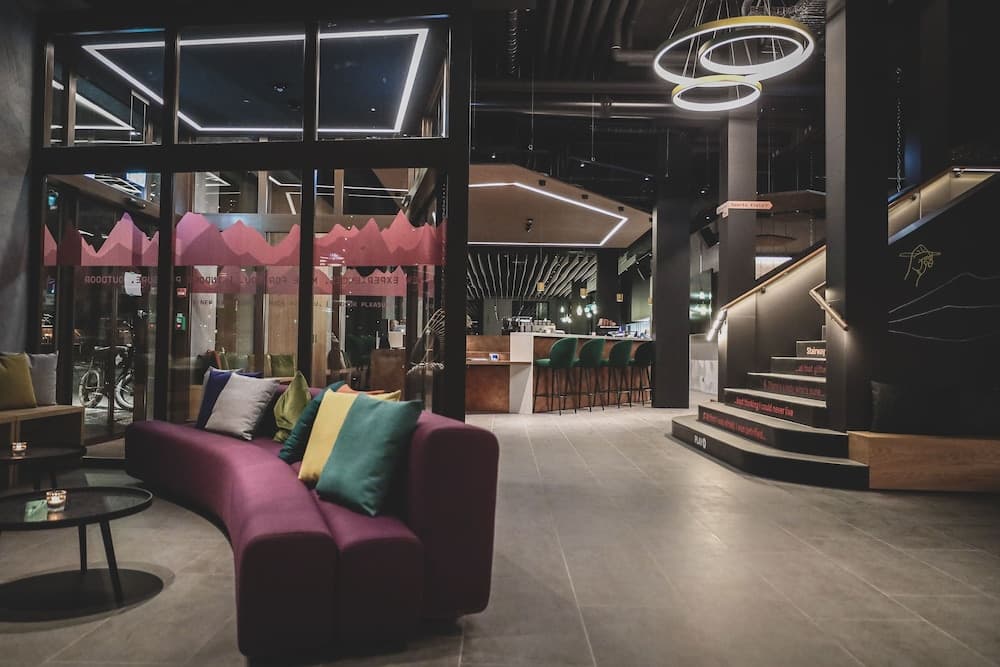 Lobby lounge