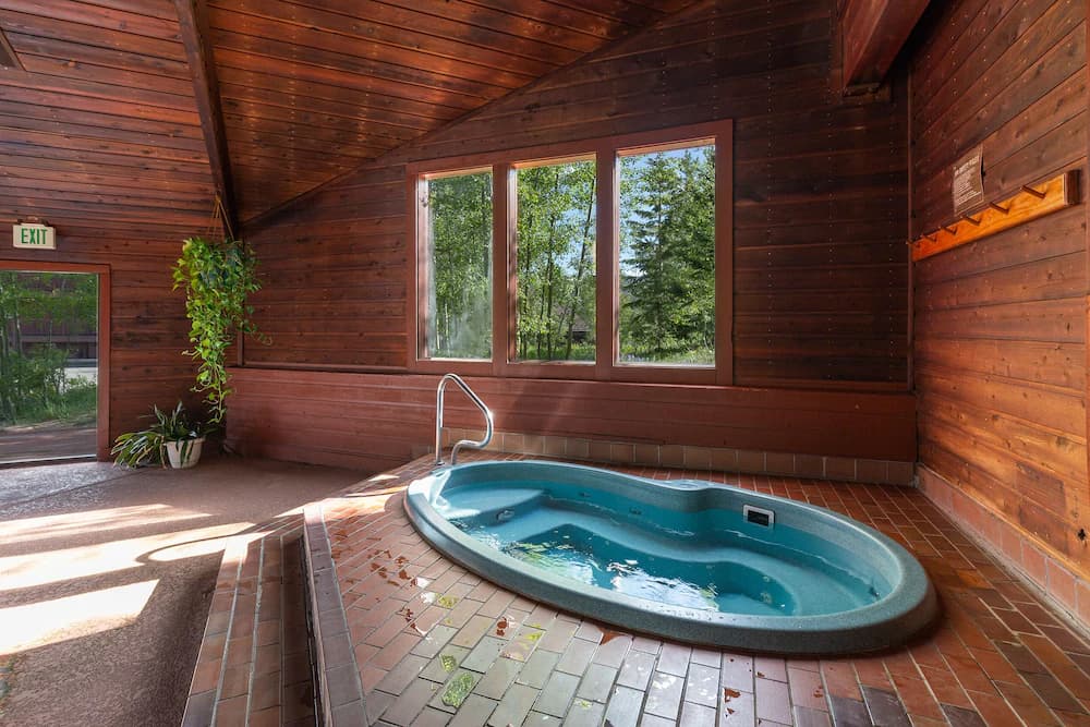 Indoor spa tub